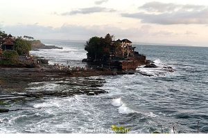 tanah lot pura cantik dan mitosnya