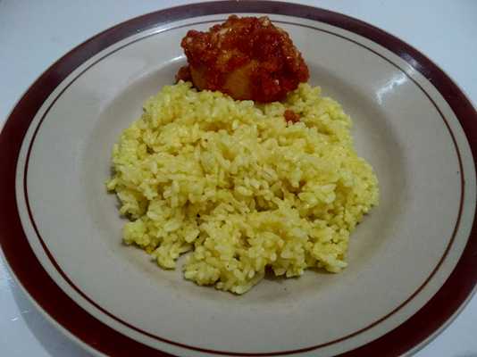 nasi goreng kunyit dengan telur balado