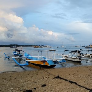 kapal nelayan at pantai mertasari