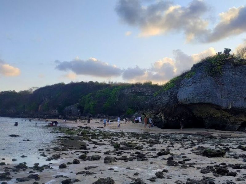 Mengintip Teluk Pantai Geger Kala Surut