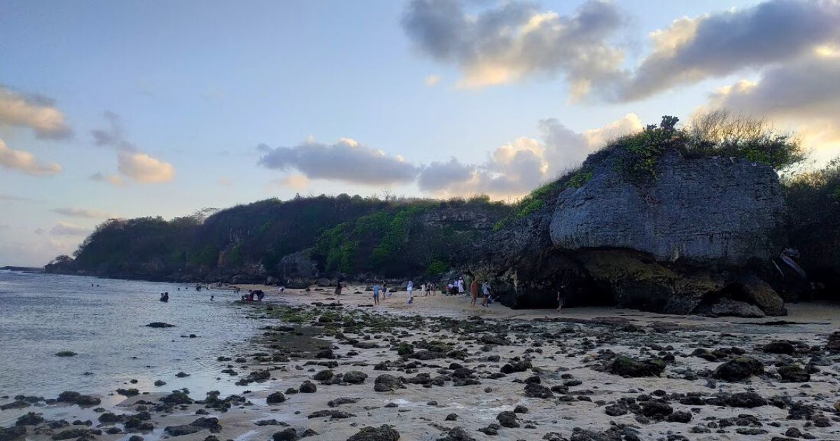 Mengintip Teluk Pantai Geger Kala Surut