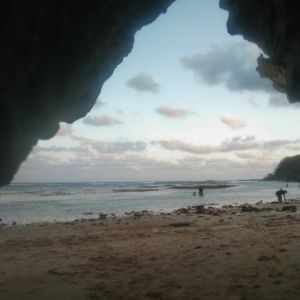 dibalik karang pantai geger